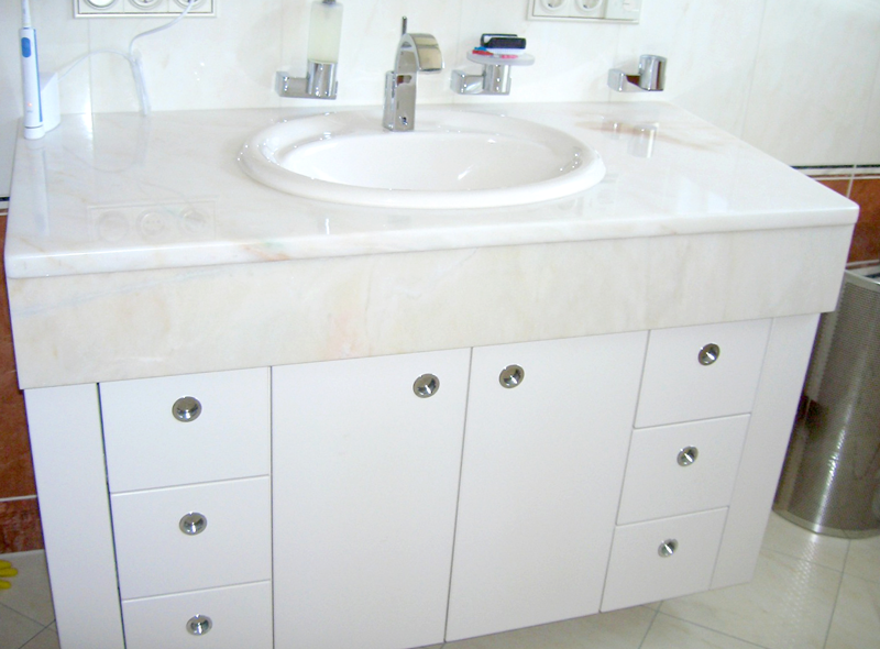 Ein weißes Waschbecken eingelassen an einem Badezimmertisch
